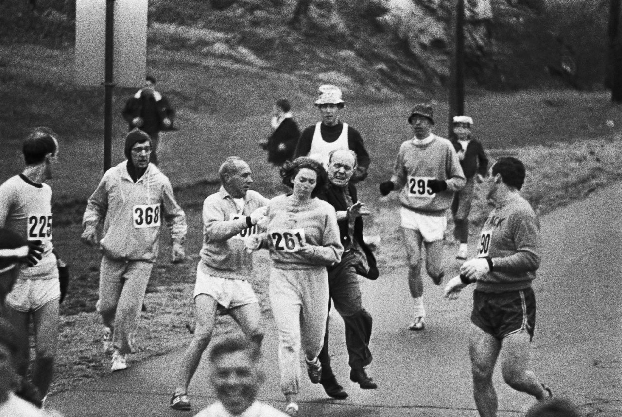 Maratona De Corrida Feminina. Mulher Campeã Atleta Superior Homens. Corrida  Desportiva Filme - Vídeo de campeonato, torneio: 280273460