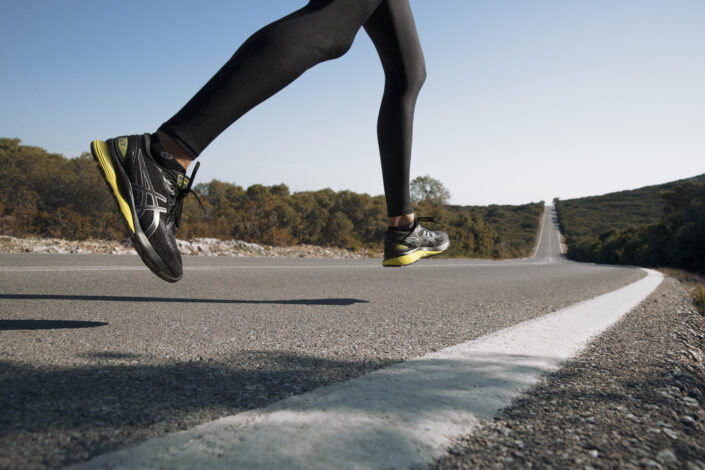ASICS_SS19_Highlight_GEL-Nimbus-21_PHOTOGRAPHY_ROBERT_11 (1) pé na estrada exercitando corrida de rua
